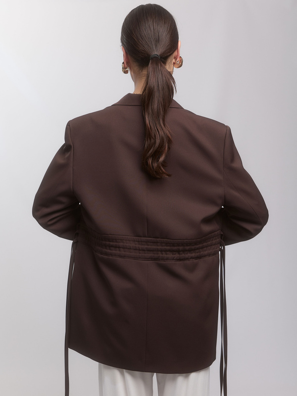 Brązowa marynarka TERRA z wiązaniem w talii- elegancja w stylu MOLARE