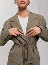 Khaki marynarka TERRA z wiązaniem w talii – elegancja w stylu MOLARE