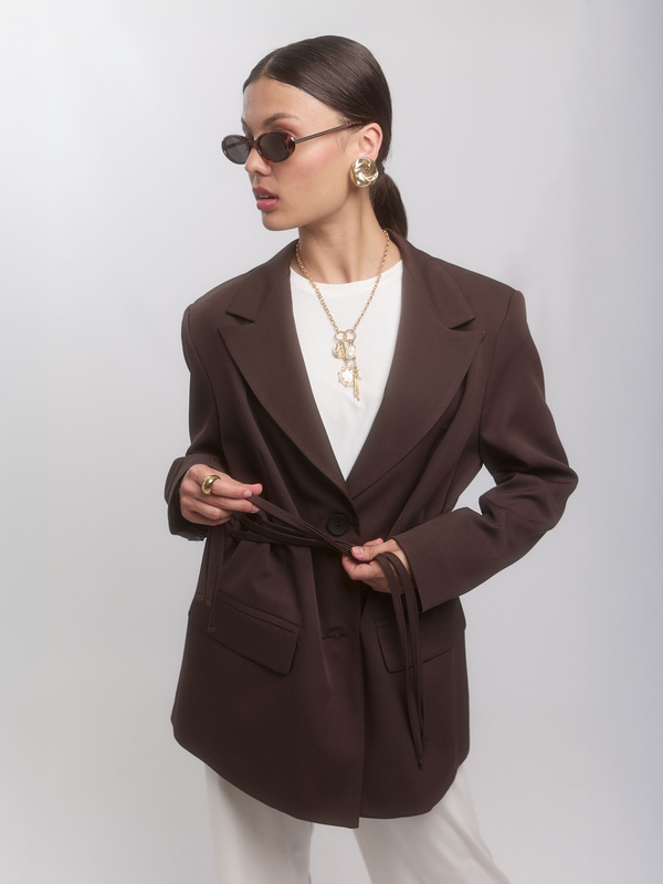 Brązowa marynarka TERRA z wiązaniem w talii- elegancja w stylu MOLARE