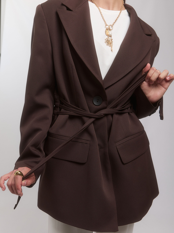Brązowa marynarka TERRA z wiązaniem w talii- elegancja w stylu MOLARE