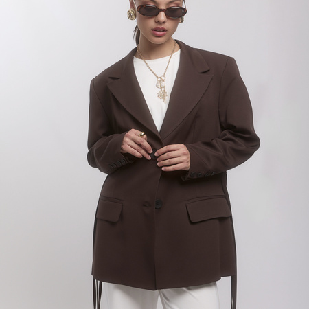 Brązowa marynarka TERRA z wiązaniem w talii- elegancja w stylu MOLARE