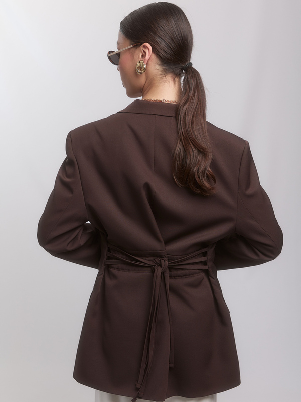 Brązowa marynarka TERRA z wiązaniem w talii- elegancja w stylu MOLARE