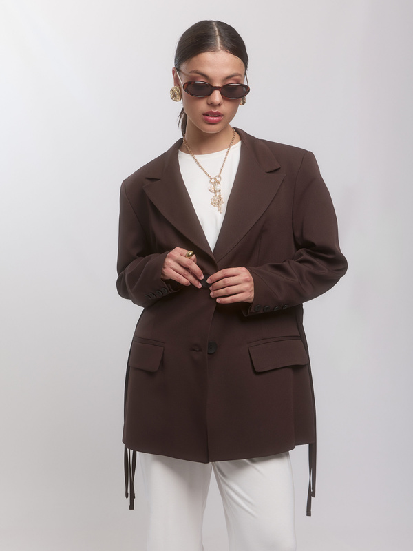 Brązowa marynarka TERRA z wiązaniem w talii- elegancja w stylu MOLARE