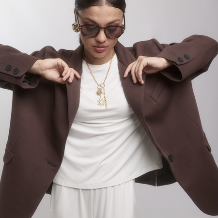 Marynarka oversize brązowa – klasyka dla kobiet