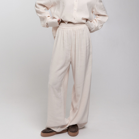 Eleganckie spodnie damskie kremowe NICEA – luźny komfortowy krój